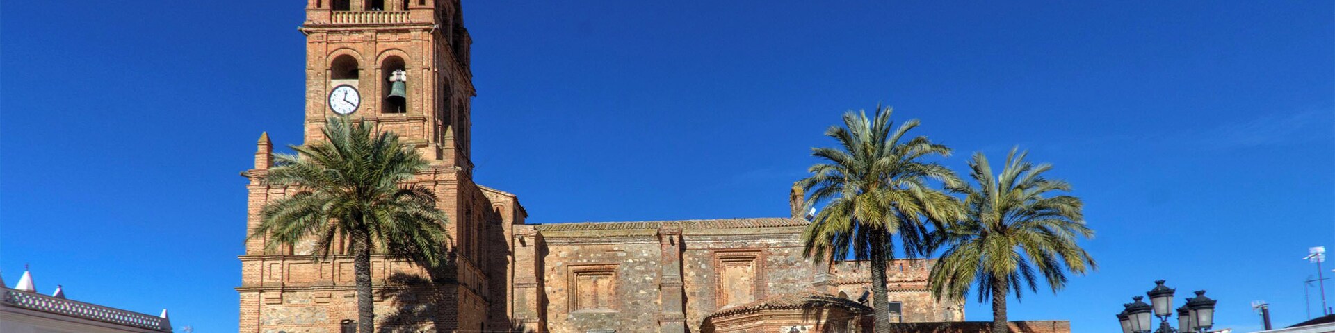 En la Plaza de España de Bienvenida (Badajoz) está la iglesia de Nuestra Señora de los Ángeles y el Ayuntamiento.