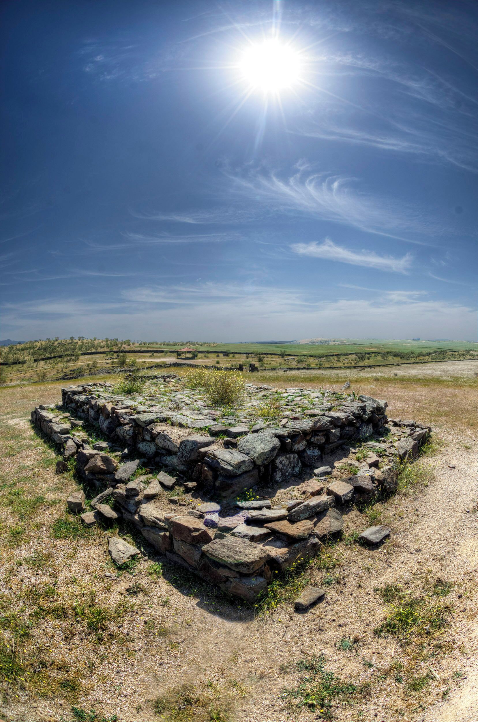 Es un asentamiento fortificado en la parte superior de una pequeña colina en el valle de Matachel, provincia de Badajoz. Estuvo habitado entre el siglo II a.C. y finales del siglo I d.C. La imagen pertenece a la zona de la necrópolis, con varias estructuras de planta de forma variables alrededor de las cuales se enterraban las cenizas de los difuntos.