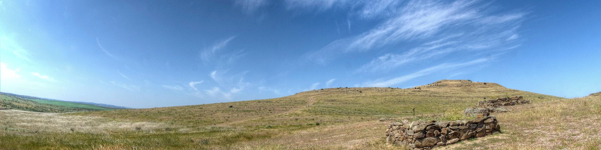 Es un asentamiento fortificado en la parte superior de una pequeña colina en el valle de Matachel, provincia de Badajoz. Estuvo habitado entre el siglo II a.C. y finales del siglo I d.C. La imagen pertenece a la zona de la necrópolis, con varias estructuras de planta de forma variables alrededor de las cuales se enterraban las cenizas de los difuntos.
