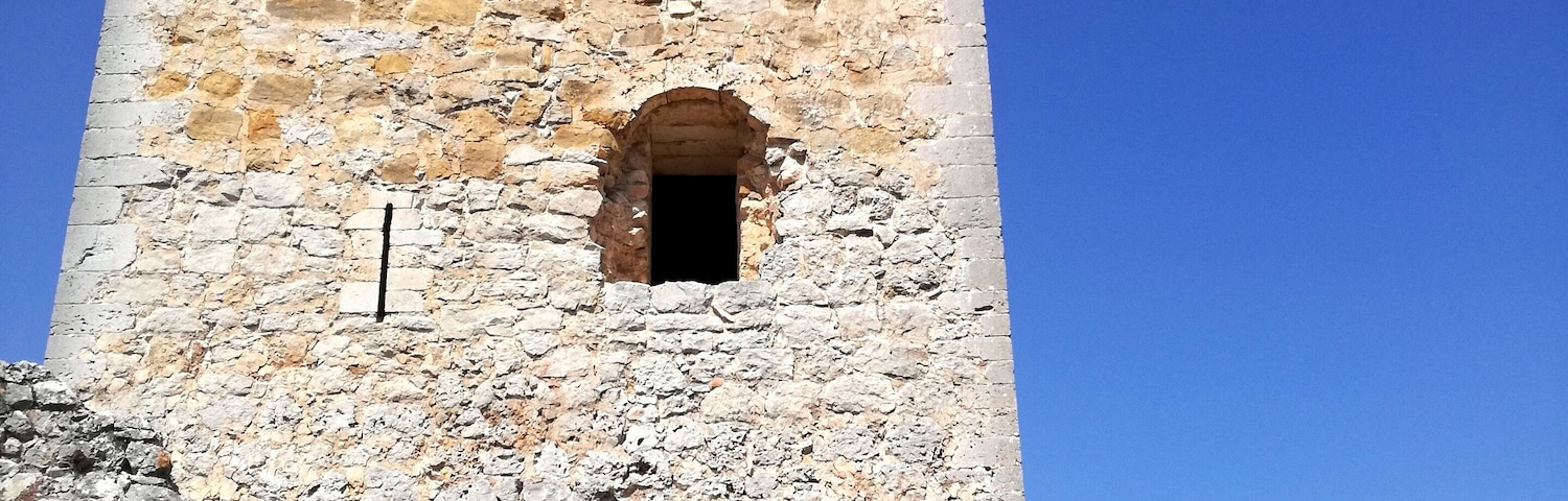 It is close to the town of Ucero although you can visit it as part of a very nice route of about 7km. This route runs along the source of the Ucero river and includes a short walk through a suspension bridge.