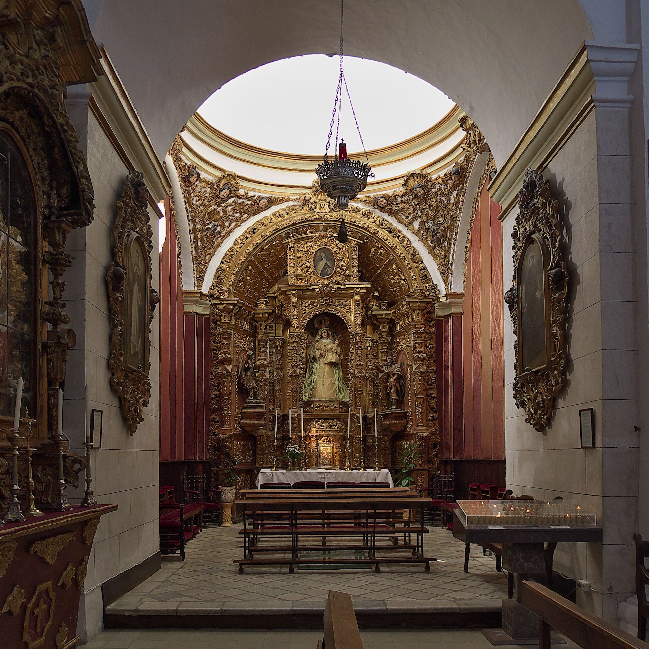 Capilla de Nuestra Señora de la Esperanza, titular que la preside en un retablo barroco de Agustín Nuñez Barrero (1749)
