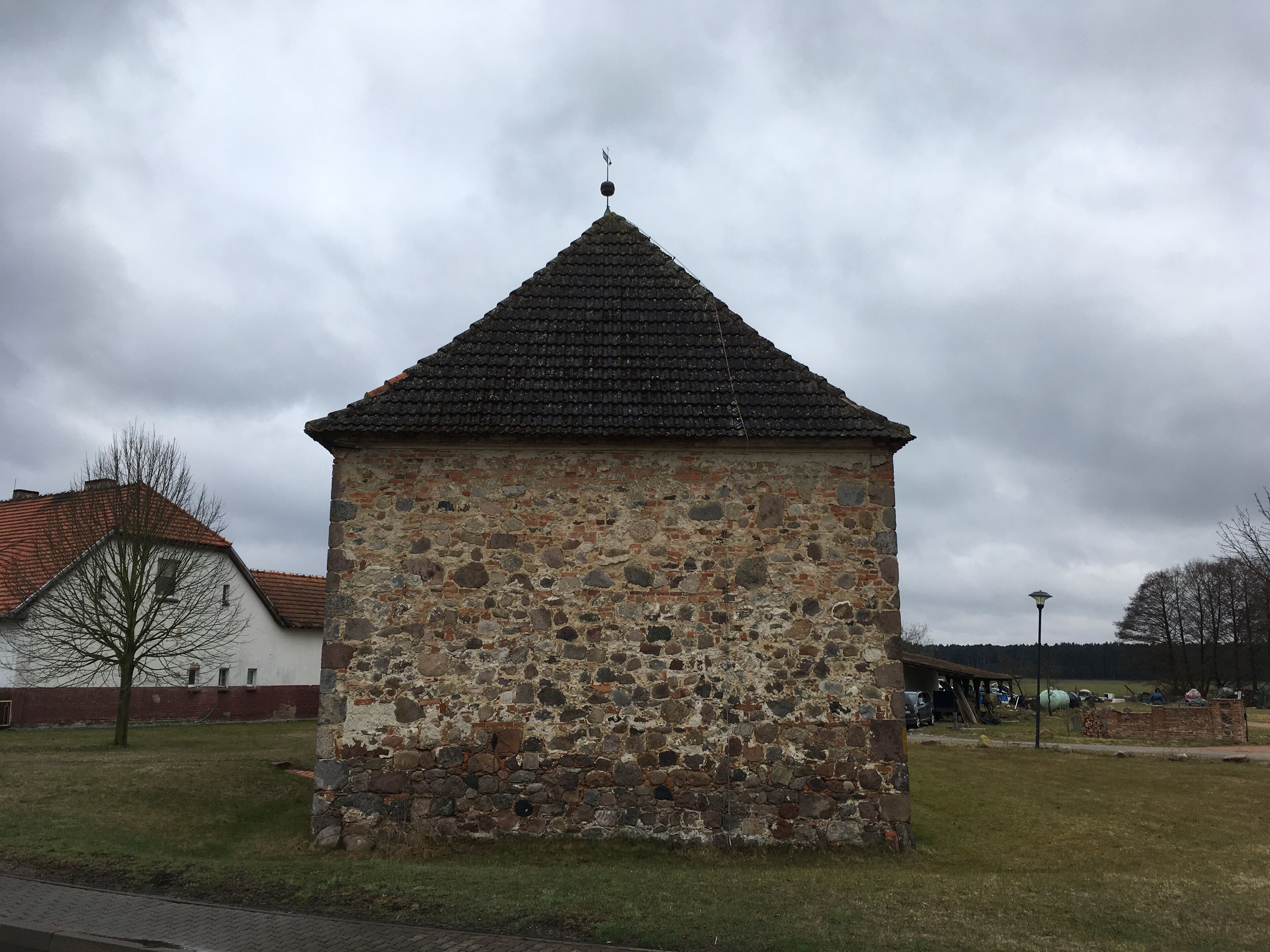 Die Dorfkirche in Gräben ist eine Feldsteinkirche, die vermutlich im 14. Jahrhundert entstand.