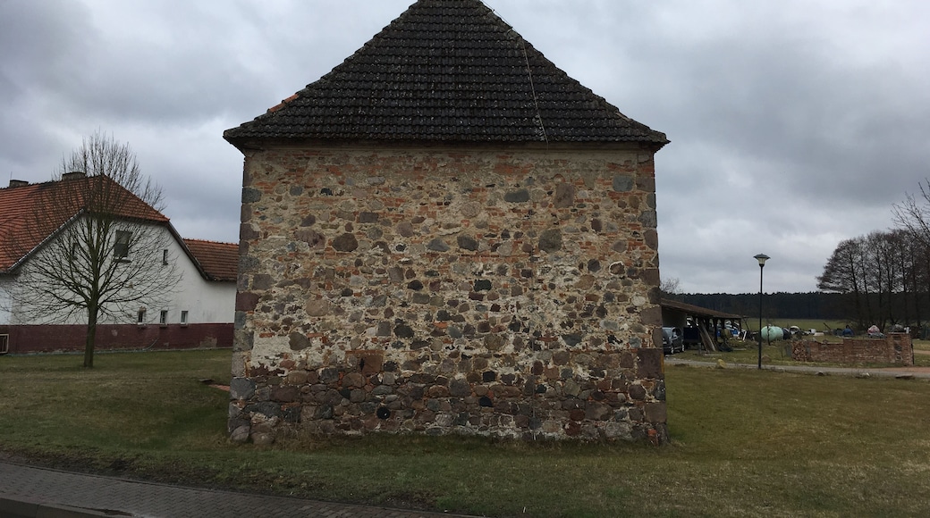 Die Dorfkirche in Gräben ist eine Feldsteinkirche, die vermutlich im 14. Jahrhundert entstand.