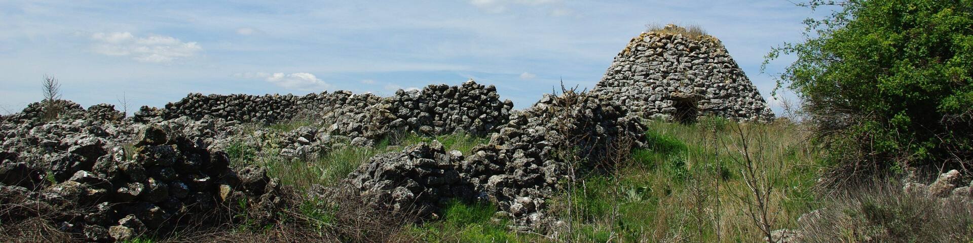 Casetas utilizadas para la trashumancia de los pastores, ya en desuso.