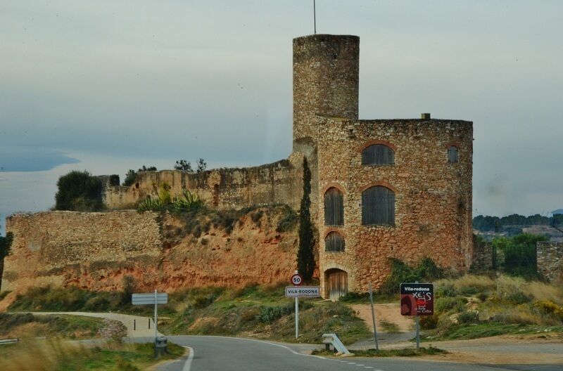 L'origen del castell es pot situar cap el 1150. Es troba documentat des del 1210.Durant la guerra civil del segle XV, el castell va ser un nucli important d'oposició al rei Joan II.Durant el segle XIX, en temps de les guerres carlines, el castell va patir diverses modificacions en la seva estructura. L'any 1874 es va aixecar la torre.Després de la desamortització del 1835, la propietat va passar dels bisbes de Barcelona a la Nació i més tard, va ser venut a la família Sanahuja, que encara el conserva en propietat.Al llarg del segle XX, perduda la seva funció de castell, s'ha anat deteriorant progressivament i en part, ha estat adaptat com a habitatge. This is a photo of a monument indexed in the Spanish heritage register of Bienes de Interés Cultural under the reference RI-51-0006786.