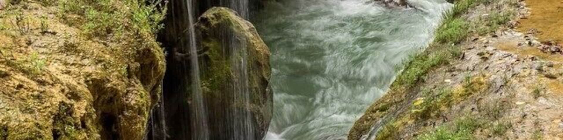Beautiful waterfalls of Semuc Champey #guatemala #semucchampey #semuc #paradise #nature #guatemala #travel #traveltheworld #naturelovers #explore #adventure #thetwohobos #travelphotography #waterfall
