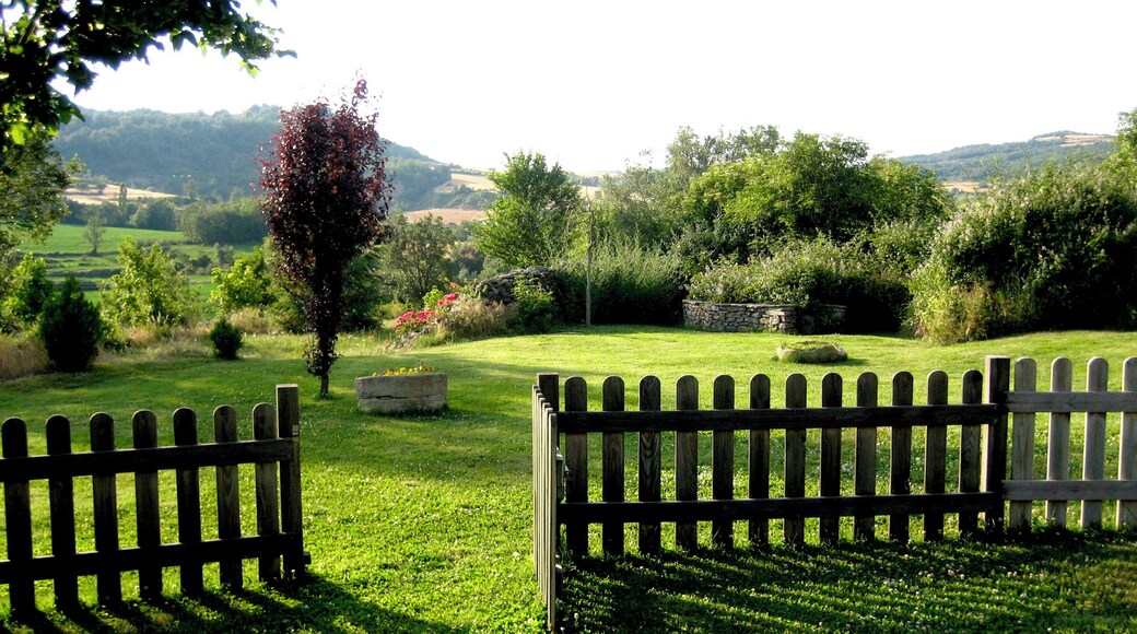 Paisaje vallado en la montaña al atardecer.