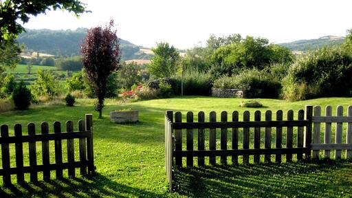 Paisaje vallado en la montaña al atardecer.