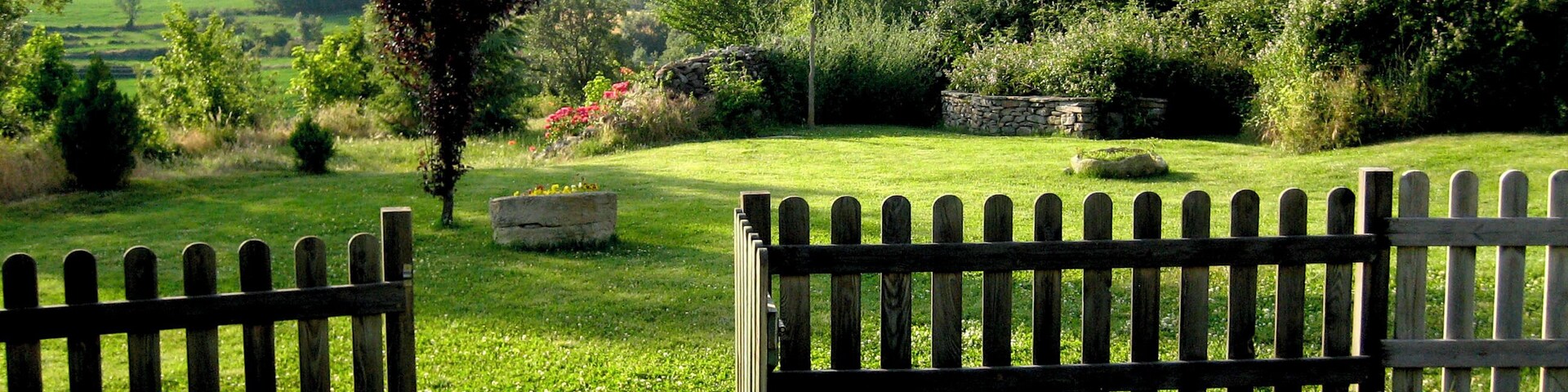 Paisaje vallado en la montaña al atardecer.