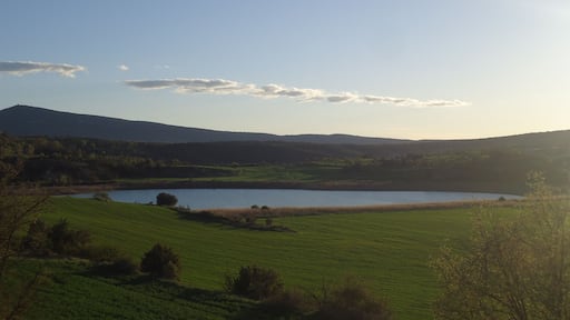 La sierra del Montsec forma parte del conjunto de Sierras Exteriores del Pirineo Central. Discurre de este a oeste a lo largo de unos 40 km de longitud, cortada por los ríos Noguera Ribagorzana y Noguera Pallaresa. El Noguera Ribagorzana, frontera natural entre Aragón y Cataluña, al atravesar la sierra del Montsec separa Montsec de L’Estall (o sierra de Montgai), en la provincia de Huesca, del Montsec d’Ares, en Lleida.