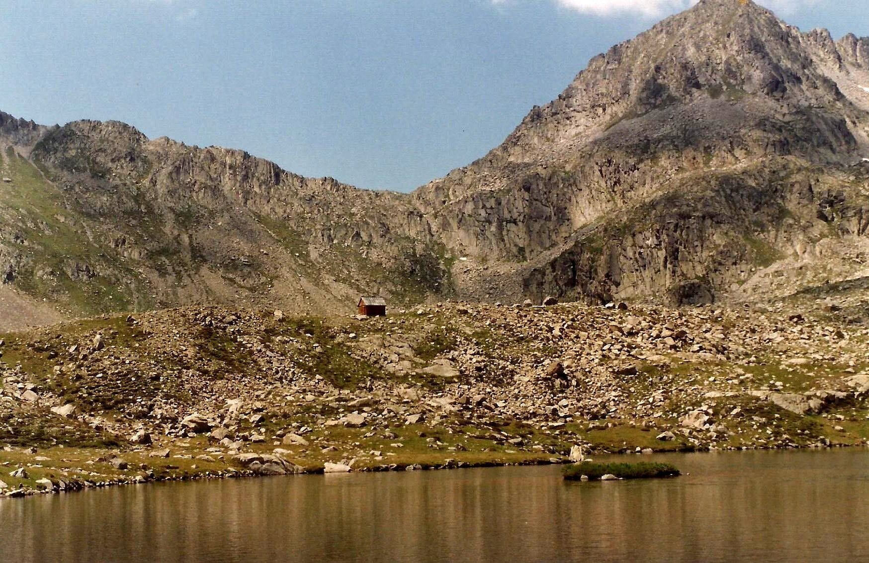 Refugio de Anglós, en el valle de Anglós (Montanuy-Ribagorza) (foto escaneada)