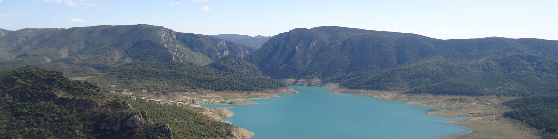 La sierra del Montsec forma parte del conjunto de Sierras Exteriores del Pirineo Central. Discurre de este a oeste a lo largo de unos 40 km de longitud, cortada por los ríos Noguera Ribagorzana y Noguera Pallaresa. El Noguera Ribagorzana, frontera natural entre Aragón y Cataluña, al atravesar la sierra del Montsec separa Montsec de L’Estall (o sierra de Montgai), en la provincia de Huesca, del Montsec d’Ares, en Lleida.