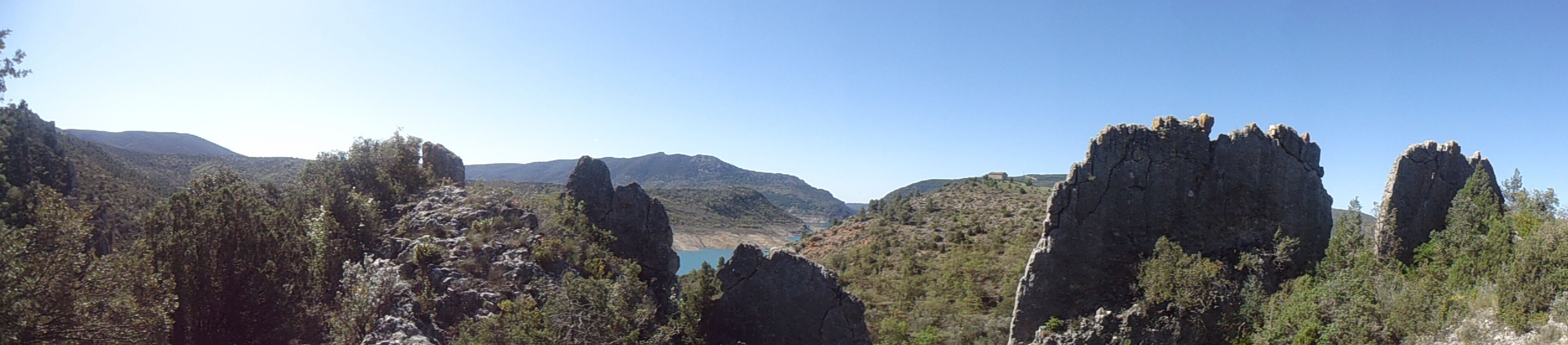 La sierra del Montsec forma parte del conjunto de Sierras Exteriores del Pirineo Central. Discurre de este a oeste a lo largo de unos 40 km de longitud, cortada por los ríos Noguera Ribagorzana y Noguera Pallaresa. El Noguera Ribagorzana, frontera natural entre Aragón y Cataluña, al atravesar la sierra del Montsec separa Montsec de L’Estall (o sierra de Montgai), en la provincia de Huesca, del Montsec d’Ares, en Lleida.