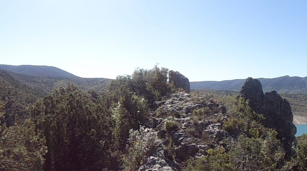 La sierra del Montsec forma parte del conjunto de Sierras Exteriores del Pirineo Central. Discurre de este a oeste a lo largo de unos 40 km de longitud, cortada por los ríos Noguera Ribagorzana y Noguera Pallaresa. El Noguera Ribagorzana, frontera natural entre Aragón y Cataluña, al atravesar la sierra del Montsec separa Montsec de L’Estall (o sierra de Montgai), en la provincia de Huesca, del Montsec d’Ares, en Lleida.