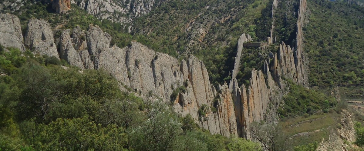 La sierra del Montsec forma parte del conjunto de Sierras Exteriores del Pirineo Central. Discurre de este a oeste a lo largo de unos 40 km de longitud, cortada por los ríos Noguera Ribagorzana y Noguera Pallaresa. El Noguera Ribagorzana, frontera natural entre Aragón y Cataluña, al atravesar la sierra del Montsec separa Montsec de L’Estall (o sierra de Montgai), en la provincia de Huesca, del Montsec d’Ares, en Lleida.