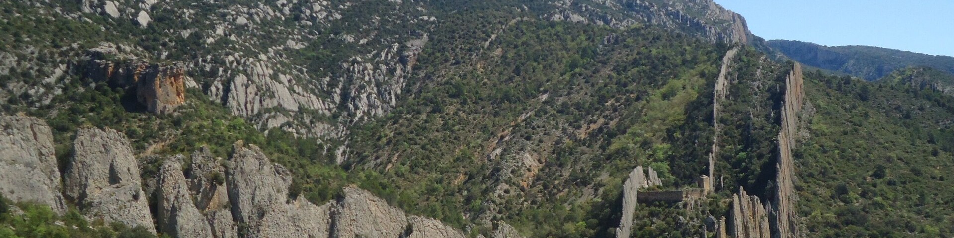 La sierra del Montsec forma parte del conjunto de Sierras Exteriores del Pirineo Central. Discurre de este a oeste a lo largo de unos 40 km de longitud, cortada por los ríos Noguera Ribagorzana y Noguera Pallaresa. El Noguera Ribagorzana, frontera natural entre Aragón y Cataluña, al atravesar la sierra del Montsec separa Montsec de L’Estall (o sierra de Montgai), en la provincia de Huesca, del Montsec d’Ares, en Lleida.