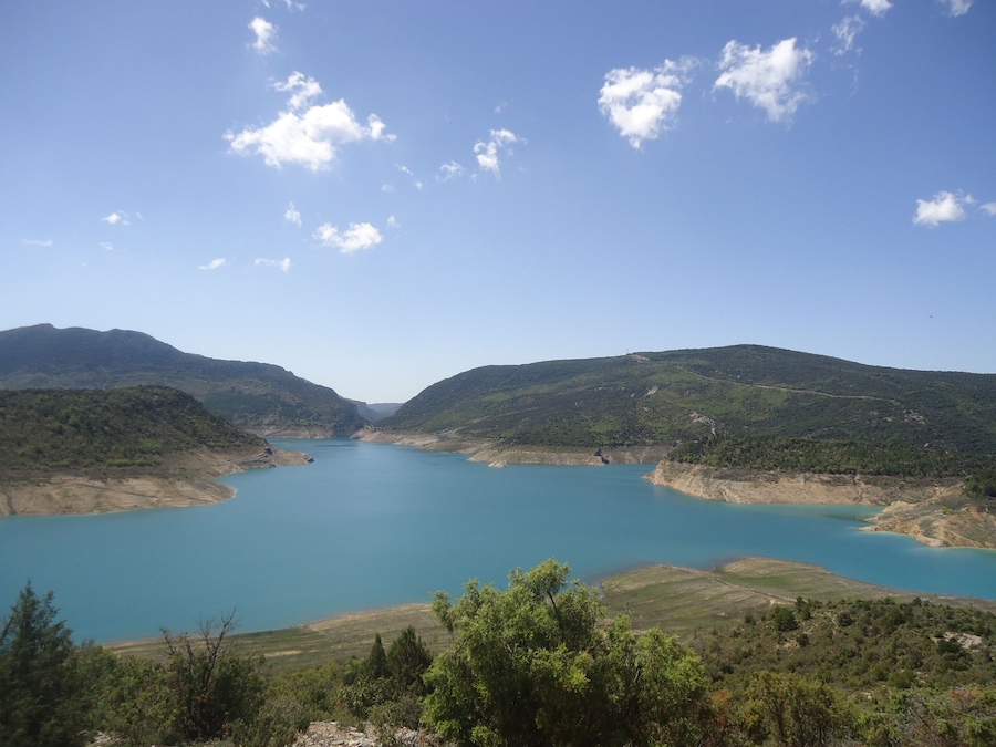 La sierra del Montsec forma parte del conjunto de Sierras Exteriores del Pirineo Central. Discurre de este a oeste a lo largo de unos 40 km de longitud, cortada por los ríos Noguera Ribagorzana y Noguera Pallaresa. El Noguera Ribagorzana, frontera natural entre Aragón y Cataluña, al atravesar la sierra del Montsec separa Montsec de L’Estall (o sierra de Montgai), en la provincia de Huesca, del Montsec d’Ares, en Lleida.