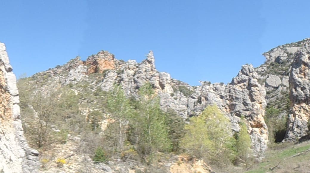 La sierra del Montsec forma parte del conjunto de Sierras Exteriores del Pirineo Central. Discurre de este a oeste a lo largo de unos 40 km de longitud, cortada por los ríos Noguera Ribagorzana y Noguera Pallaresa. El Noguera Ribagorzana, frontera natural entre Aragón y Cataluña, al atravesar la sierra del Montsec separa Montsec de L’Estall (o sierra de Montgai), en la provincia de Huesca, del Montsec d’Ares, en Lleida.