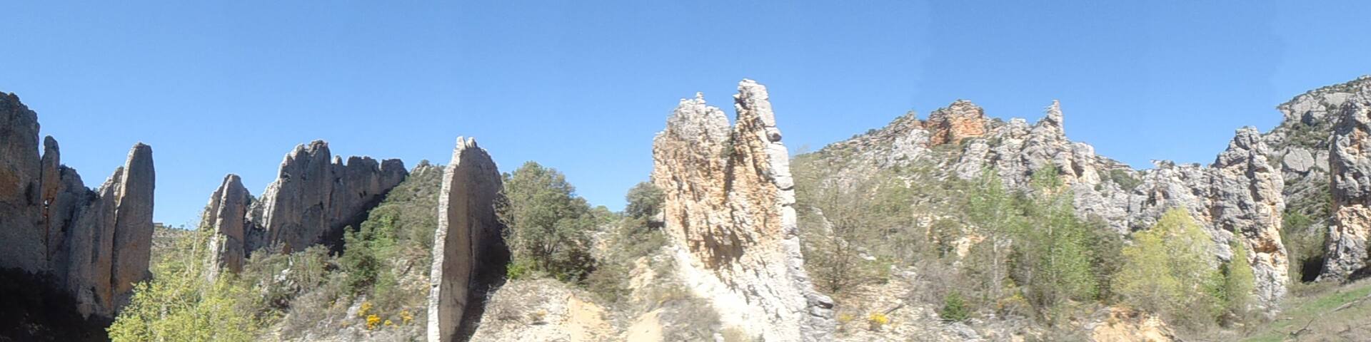 La sierra del Montsec forma parte del conjunto de Sierras Exteriores del Pirineo Central. Discurre de este a oeste a lo largo de unos 40 km de longitud, cortada por los ríos Noguera Ribagorzana y Noguera Pallaresa. El Noguera Ribagorzana, frontera natural entre Aragón y Cataluña, al atravesar la sierra del Montsec separa Montsec de L’Estall (o sierra de Montgai), en la provincia de Huesca, del Montsec d’Ares, en Lleida.