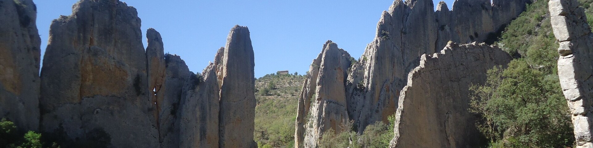 La sierra del Montsec forma parte del conjunto de Sierras Exteriores del Pirineo Central. Discurre de este a oeste a lo largo de unos 40 km de longitud, cortada por los ríos Noguera Ribagorzana y Noguera Pallaresa. El Noguera Ribagorzana, frontera natural entre Aragón y Cataluña, al atravesar la sierra del Montsec separa Montsec de L’Estall (o sierra de Montgai), en la provincia de Huesca, del Montsec d’Ares, en Lleida.