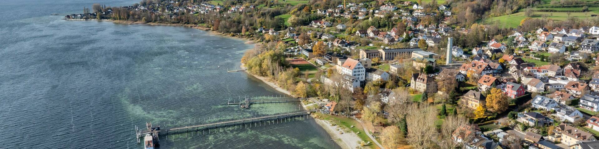 Luftbild von der Gemeinde Gaienhofen an der Südseite der Halbinsel Höri im Bodensee