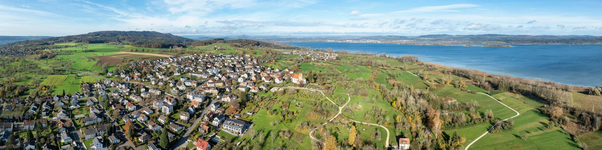 Luftbild von der Gemeinde Horn auf der Halbinsel Höri mit der Kirche St. Johann und Vitus