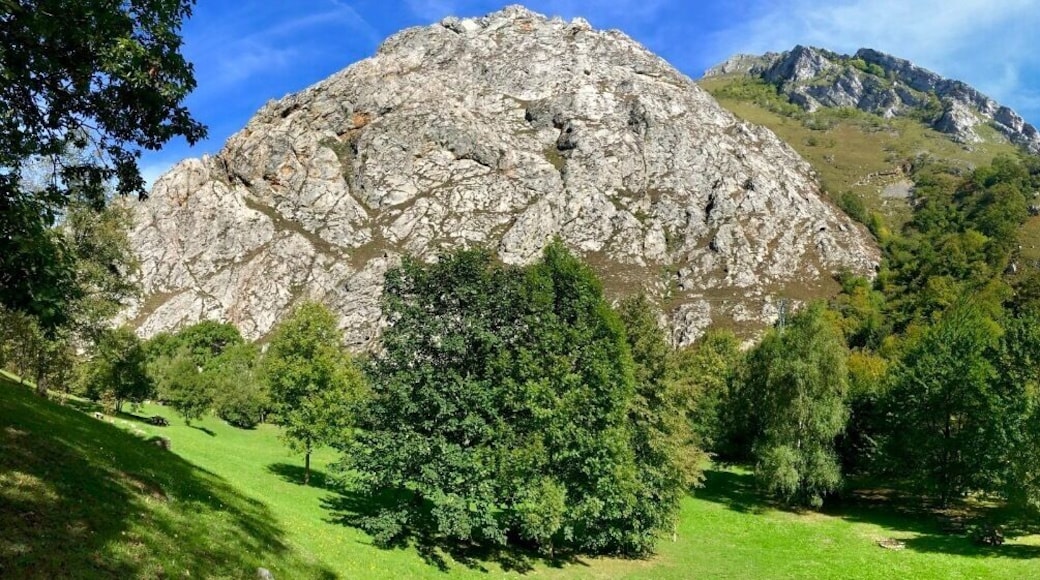 Mountains in front of the resort of Mestas de Ponga (Mestes de Ponga, in the Asturian language)