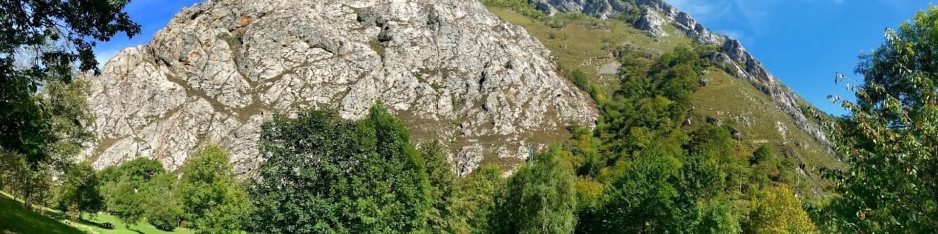 Mountains in front of the resort of Mestas de Ponga (Mestes de Ponga, in the Asturian language)