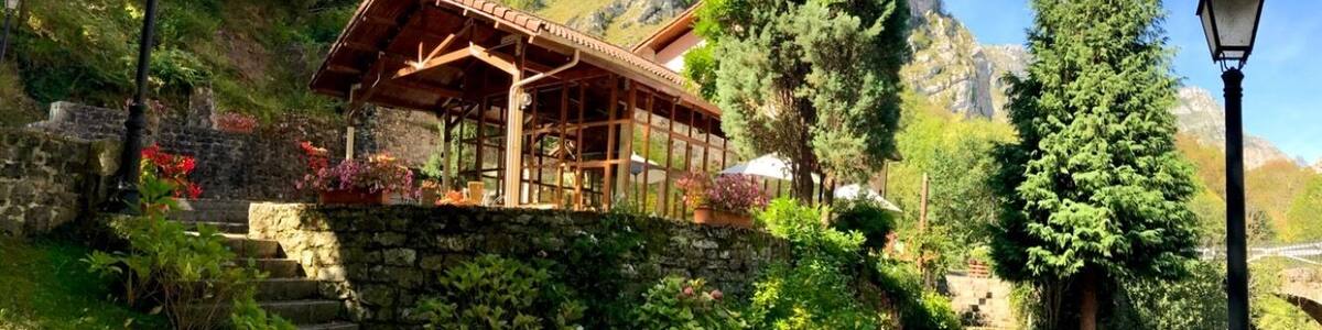 Hotel and Spa on the banks of the river in Mestas de Ponga (Mestes de Ponga, in the Asturian language)