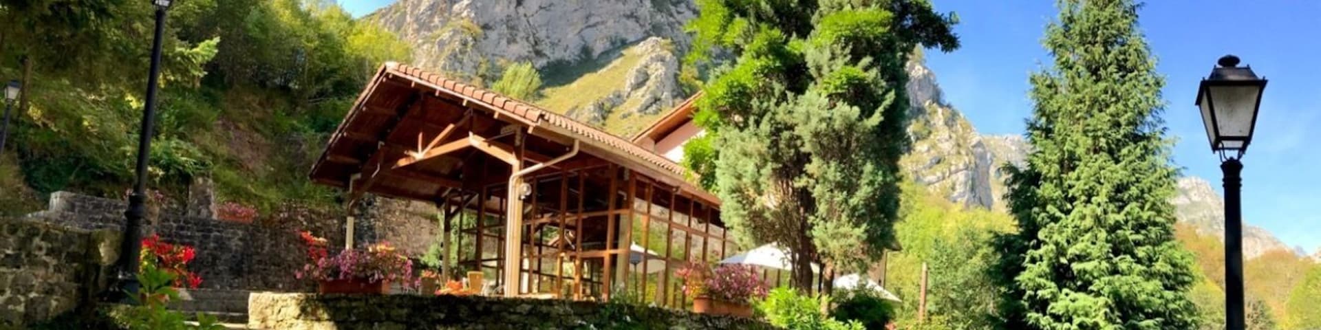 Hotel and Spa on the banks of the river in Mestas de Ponga (Mestes de Ponga, in the Asturian language)