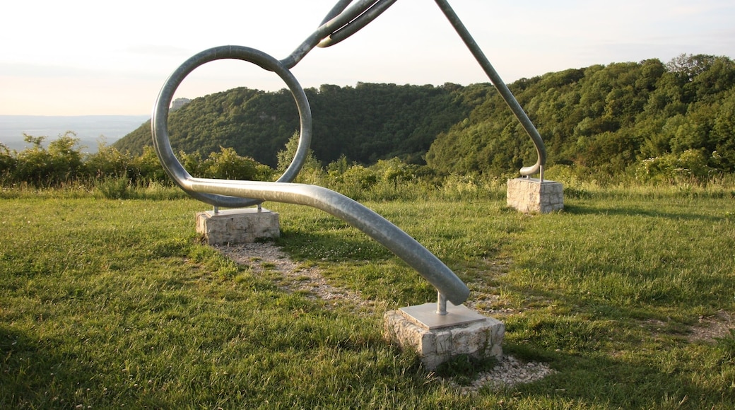 Das Kunstobjekt โBrilleโ des Kรผnstlers Karl Schwarz aus dem Jahr 2000 nรถrdlich von Hรผlben.