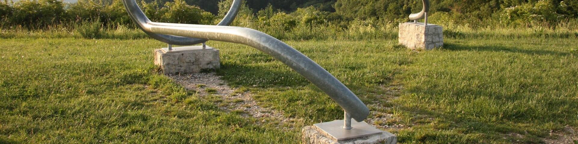 Das Kunstobjekt „Brille“ des Künstlers Karl Schwarz aus dem Jahr 2000 nördlich von Hülben.