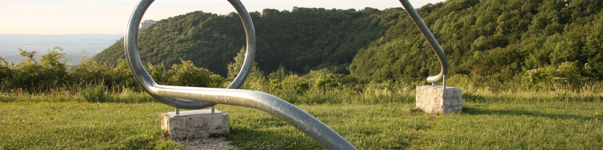 Das Kunstobjekt „Brille“ des Künstlers Karl Schwarz aus dem Jahr 2000 nördlich von Hülben.