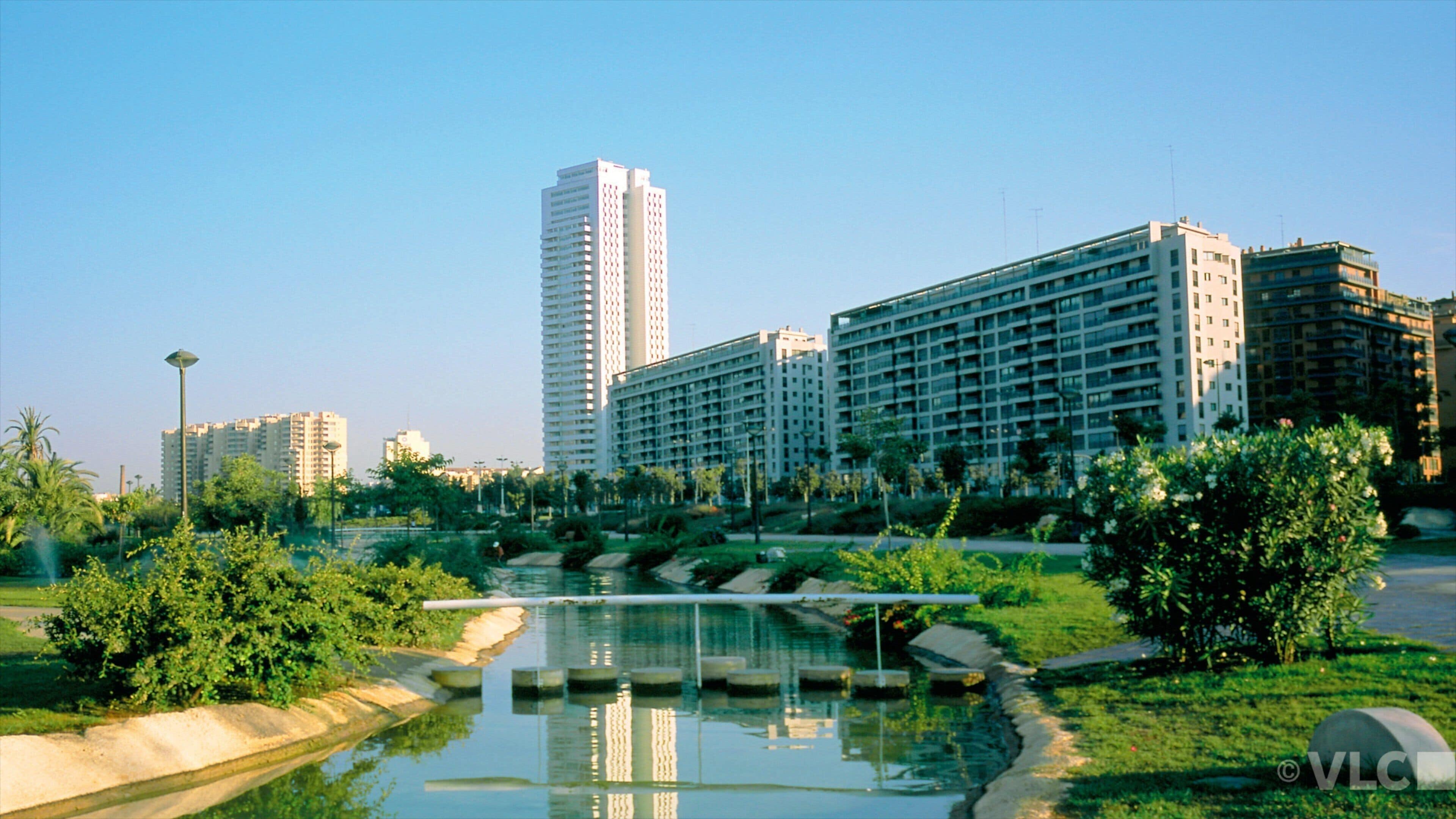 Jardins du Turia mettant en vedette rivière ou ruisseau, gratte-ciel et parc