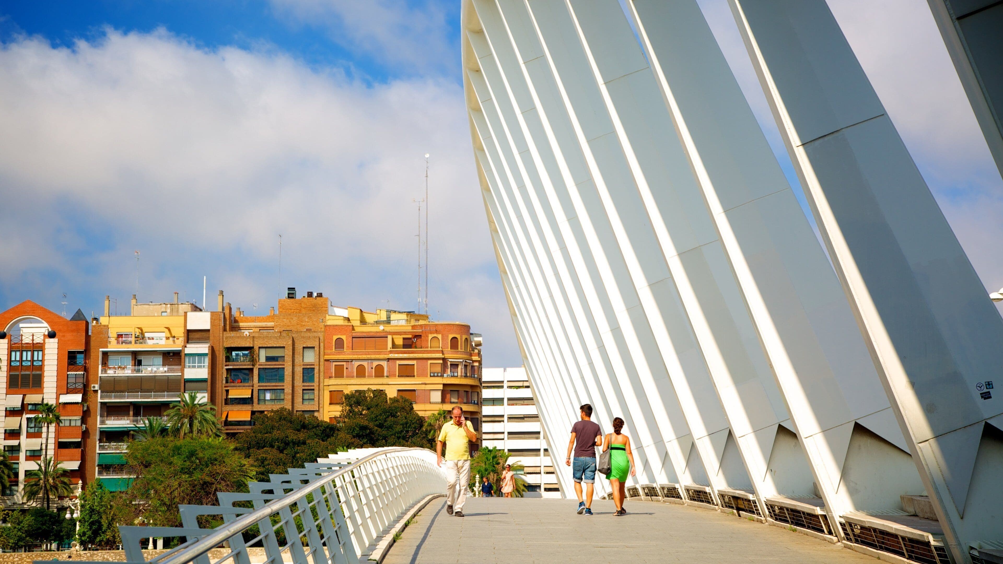 Valencia which includes a city, modern architecture and a bridge