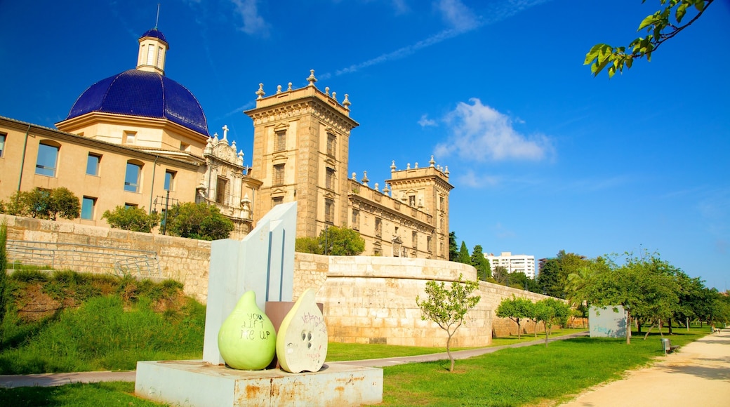 Valencia which includes a castle, heritage architecture and a city
