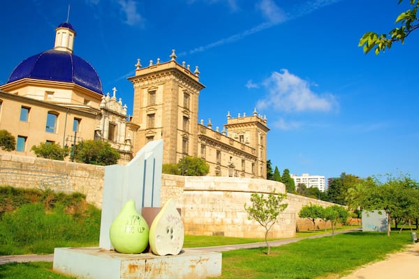Valencia showing heritage architecture, a city and a garden