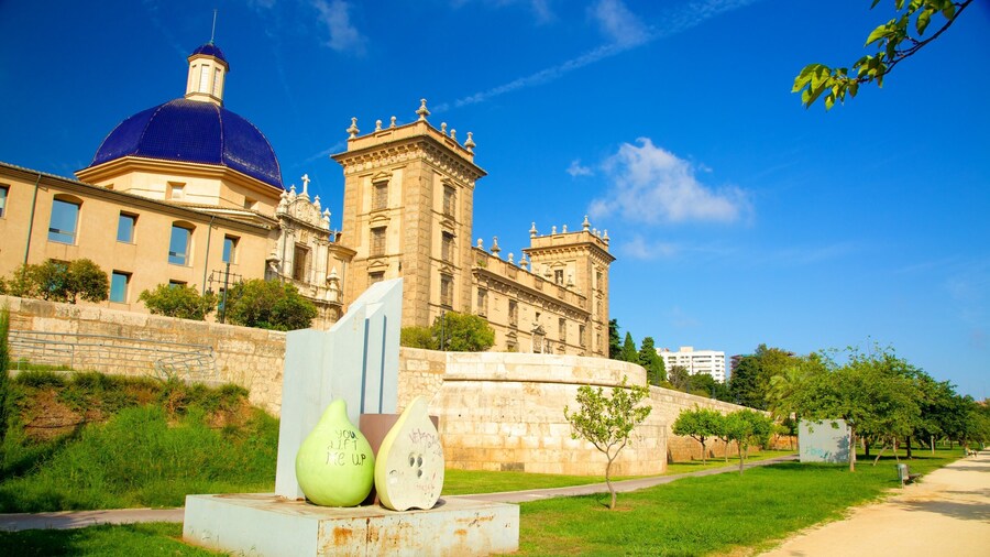 Valencia which includes heritage architecture, a garden and château or palace