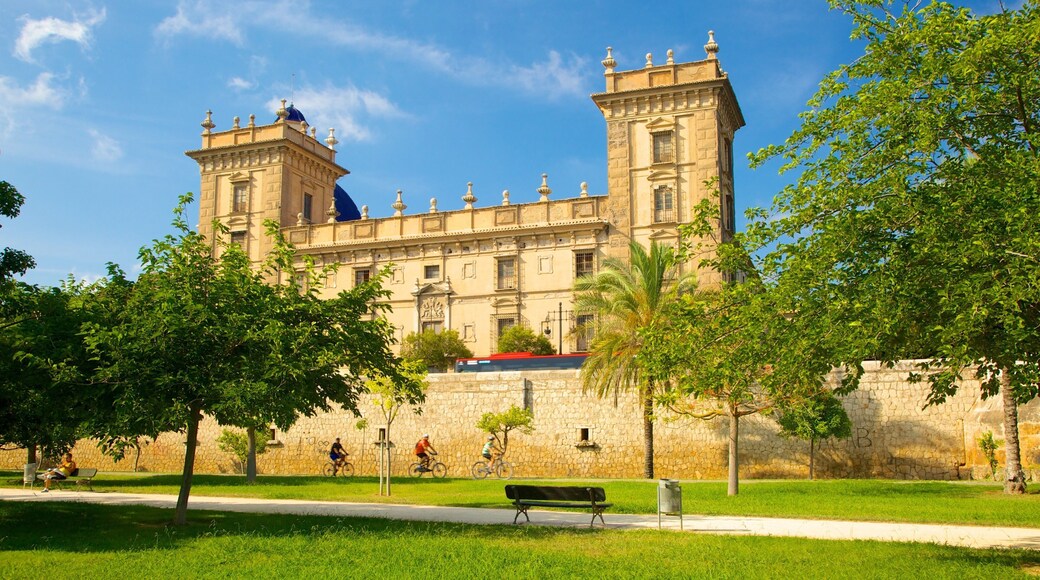 Turia Gardens som omfatter en park, historiske bygningsværker og slot eller palads