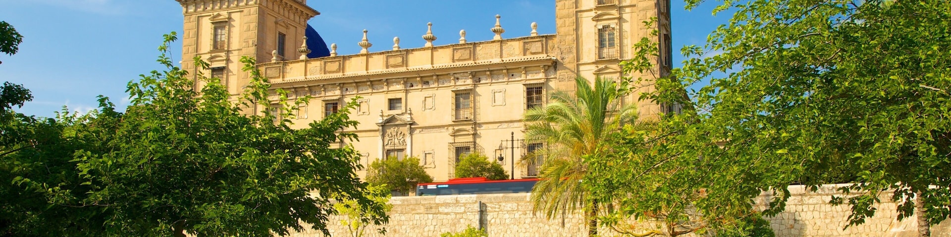 Jardins de Turia caracterizando um pequeno castelo ou palácio, uma cidade e arquitetura de patrimônio