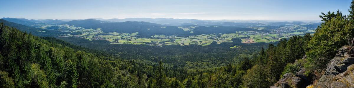 Panorama Ausblick auf das Zellertal im bayerischen Wald bei schönen Wetter