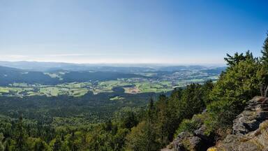 Panorama Ausblick auf das Zellertal im bayerischen Wald bei schönen Wetter