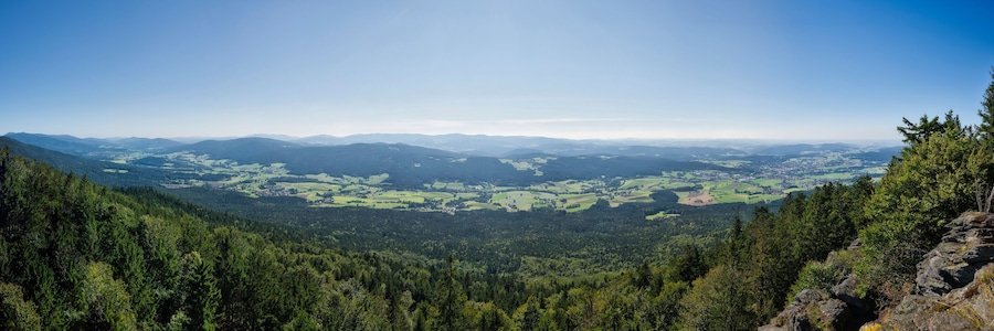 Panorama Ausblick auf das Zellertal im bayerischen Wald bei schönen Wetter
