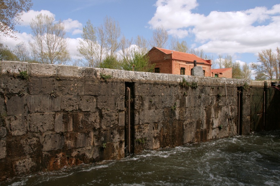Llenado de la sexta esclusa del canal de Castilla