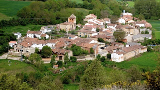 Barrio de San Pedro de la localidad de Becerril del Carpio, en el municipio de Alar del Rey, Palencia, Castilla y León, España