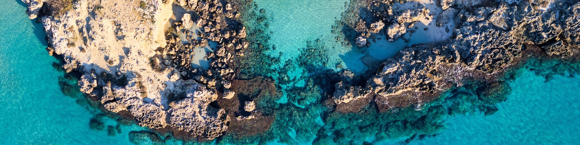 Porticciolo con le barche e il mare turchese - Vista aerea top-down - Salento, Marina di Pulsano, Taranto, Puglia, Italy