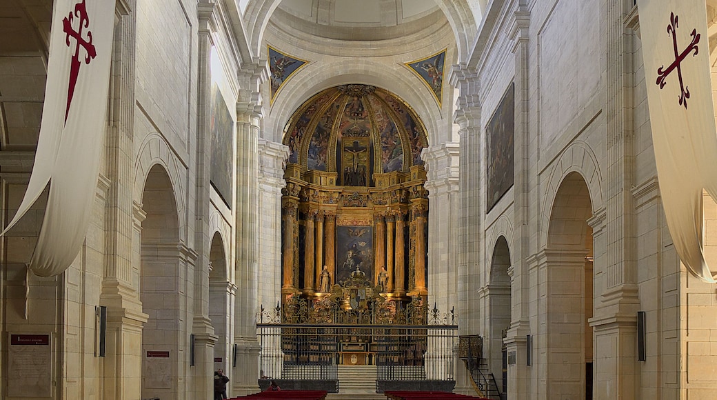 El conquense Francisco de Mora, en plena madurez artística, construye el magnífico edificio, del total agrado de Felipe II (1598). En la construcción de la iglesia trabajó como cantero de Francisco de Luna, suegro de Andrés de Vandelvira.