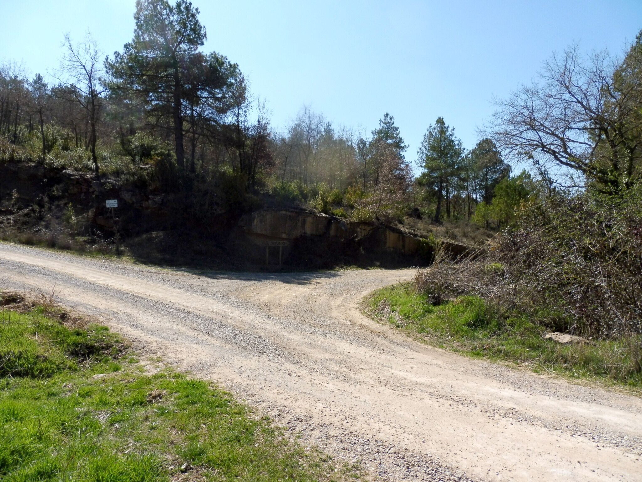Camí a l'Oliva (esquerra) i Morrocurt i la Petja (Torà) (dreta)