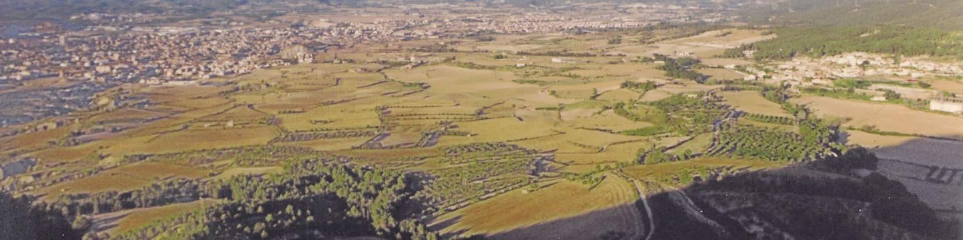 Igualada amb Montserrat al fons, des de la Tossa de Montbui