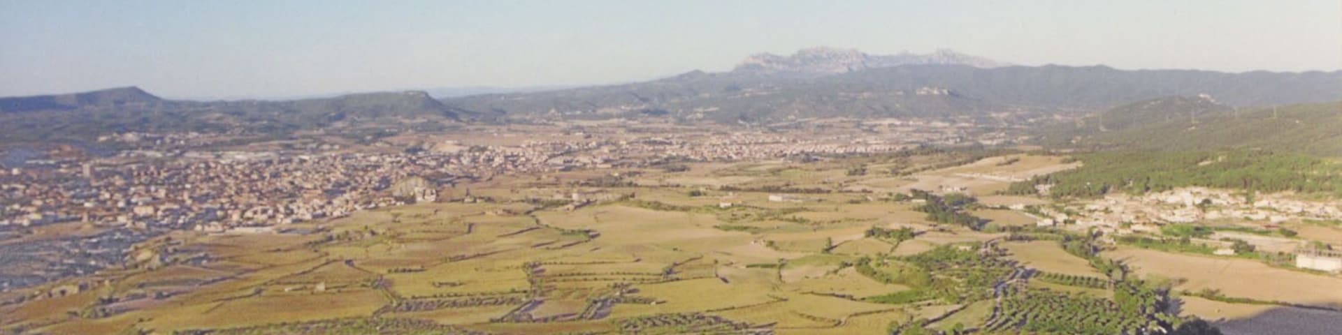 Igualada amb Montserrat al fons, des de la Tossa de Montbui